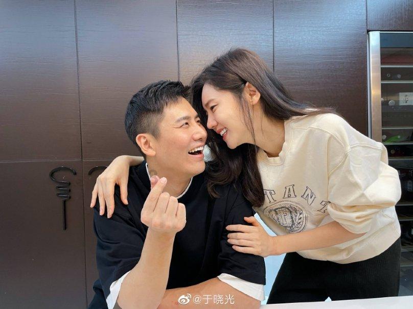俞敏洪发布新东方年会吐槽视频：老俞年纪六十几 天天直播对不起
