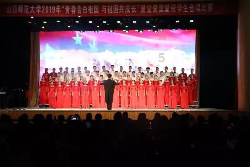 俩草莓摊主因价格问题起冲突，互相拿草莓砸向对方，目击者：丢了怪可惜的，捡了2、3斤
